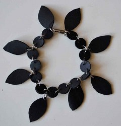 Bracciale con charms foglie in camera d'aria riciclata